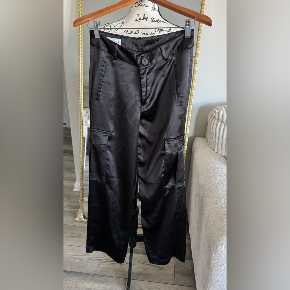 ZARA  Black Satin cargo Pants
Zara Women's Black Satin Effect Cargo Pants.